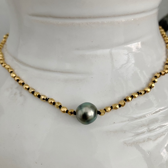 Vintage gold tone faceted beads and gray faux pearl baroque necklace - Picture 6 of 6